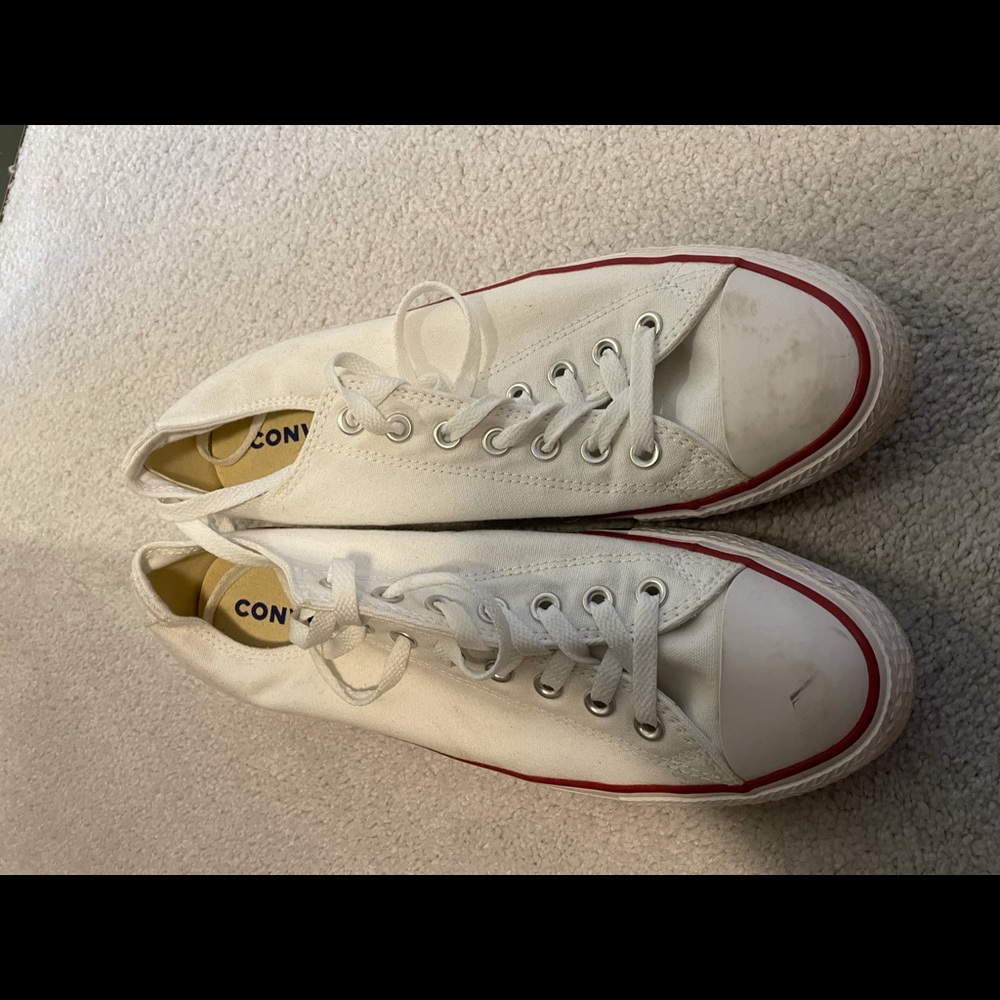 White converse low top shoes, great condition